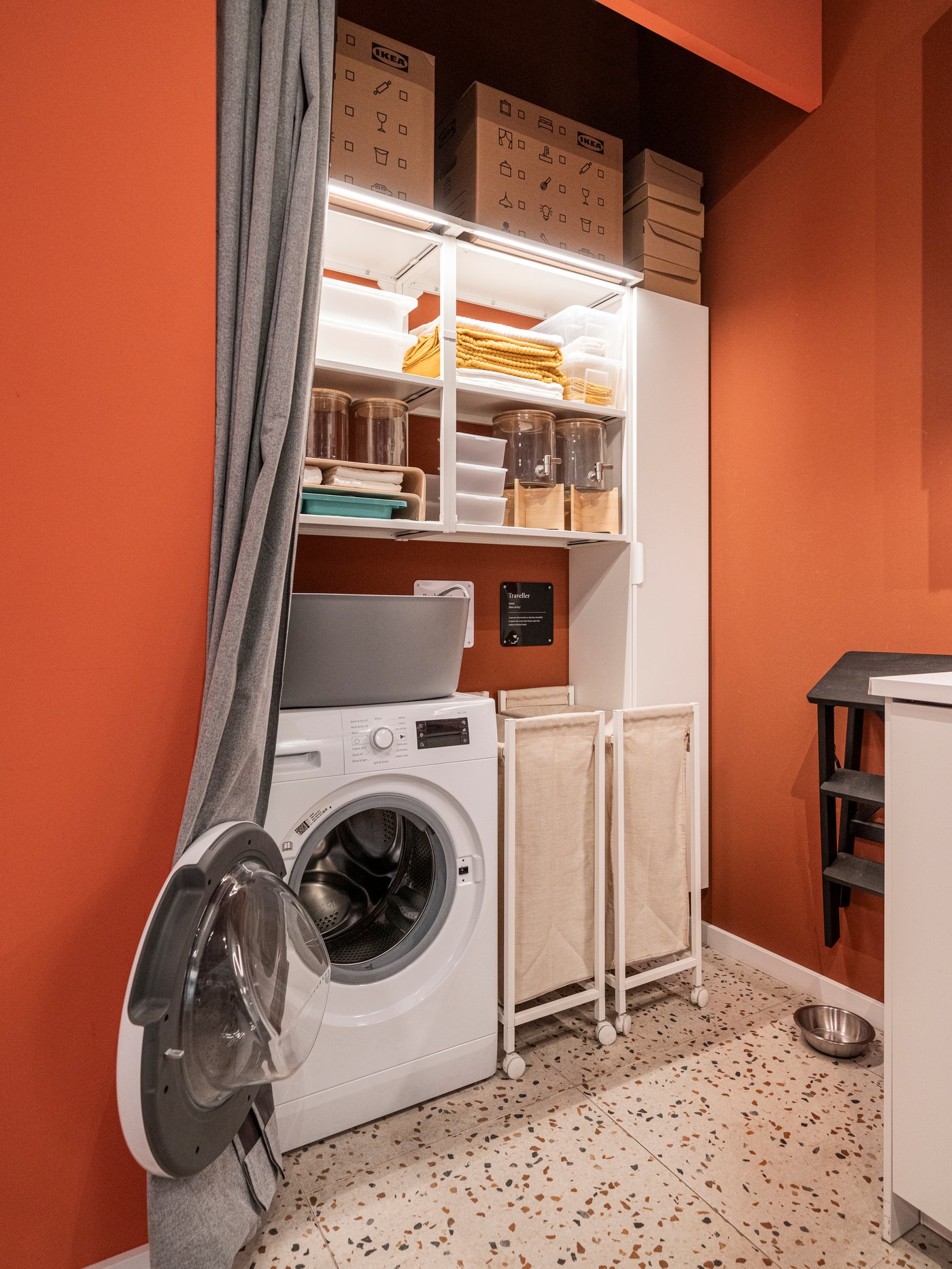 En vit ENHET tvättpåse med hjul