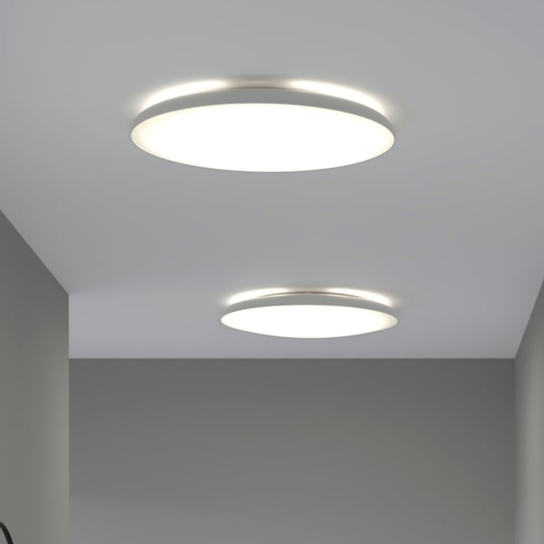 Bílé stropní LED svítidlo NYMÅNE v chodbě