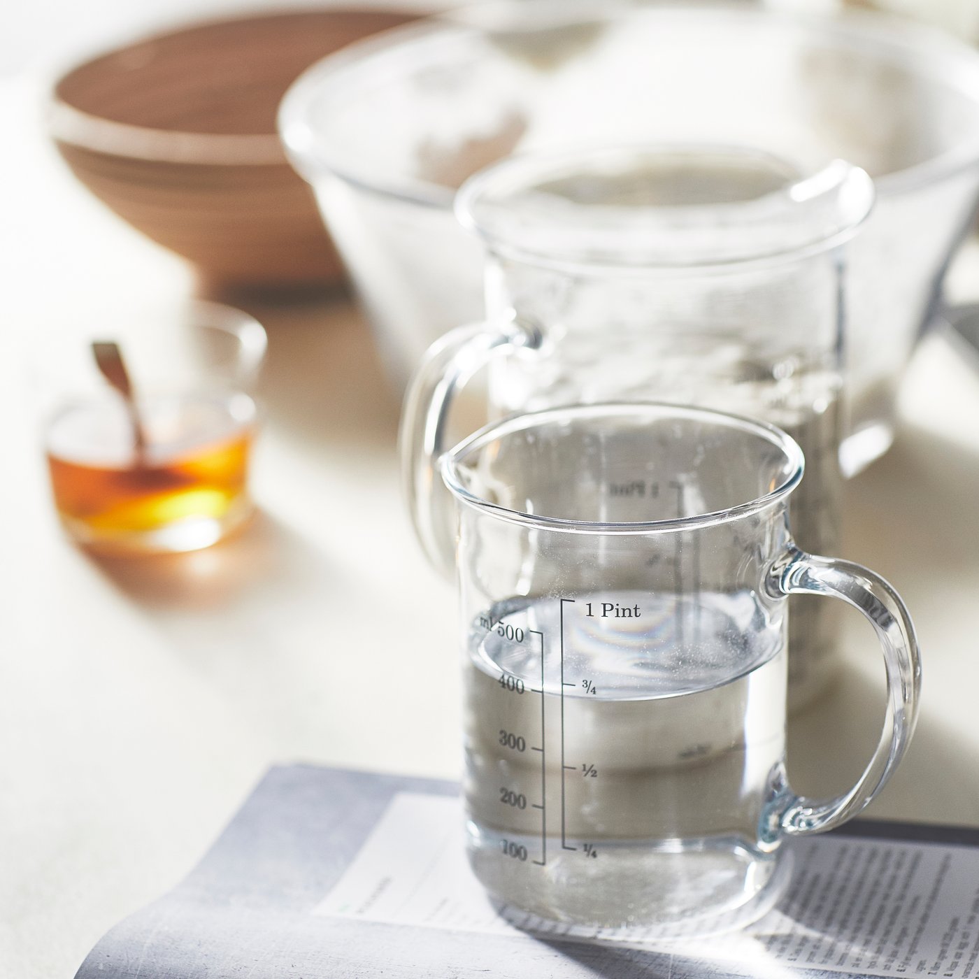 A glass VARDAGEN measuring jug