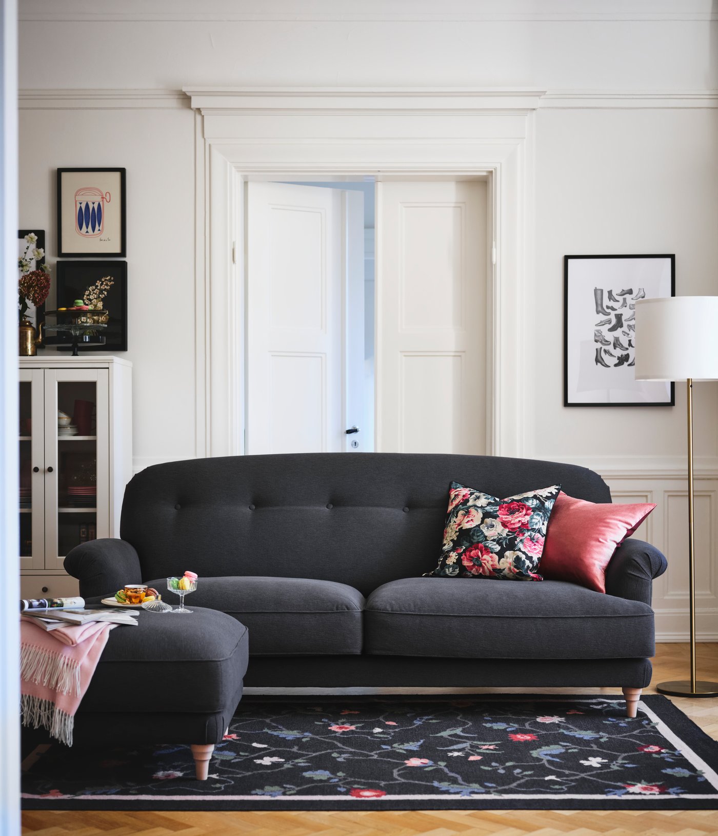 A dark grey/flower KLOCKBUSKE rug, flatwoven