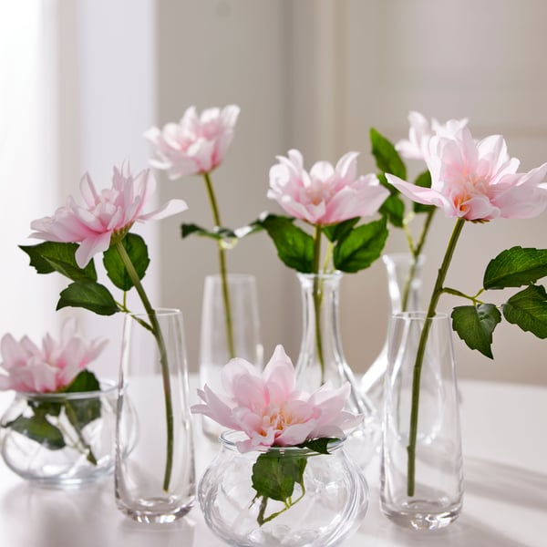 Vasos BERÄKNA e vasos VILJESTARK de dous tamaños, cada un cunha dalia rosa artificial SMYCKA.
