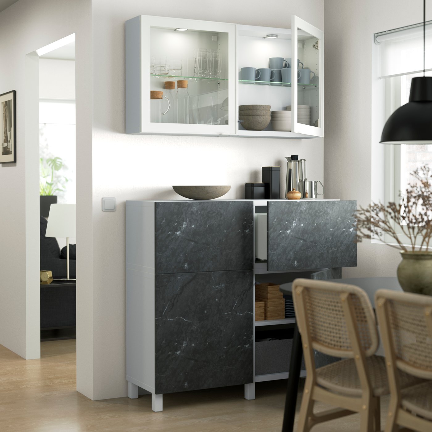 Un meuble de rangement avec des portes effets marbres BERGSVIKEN