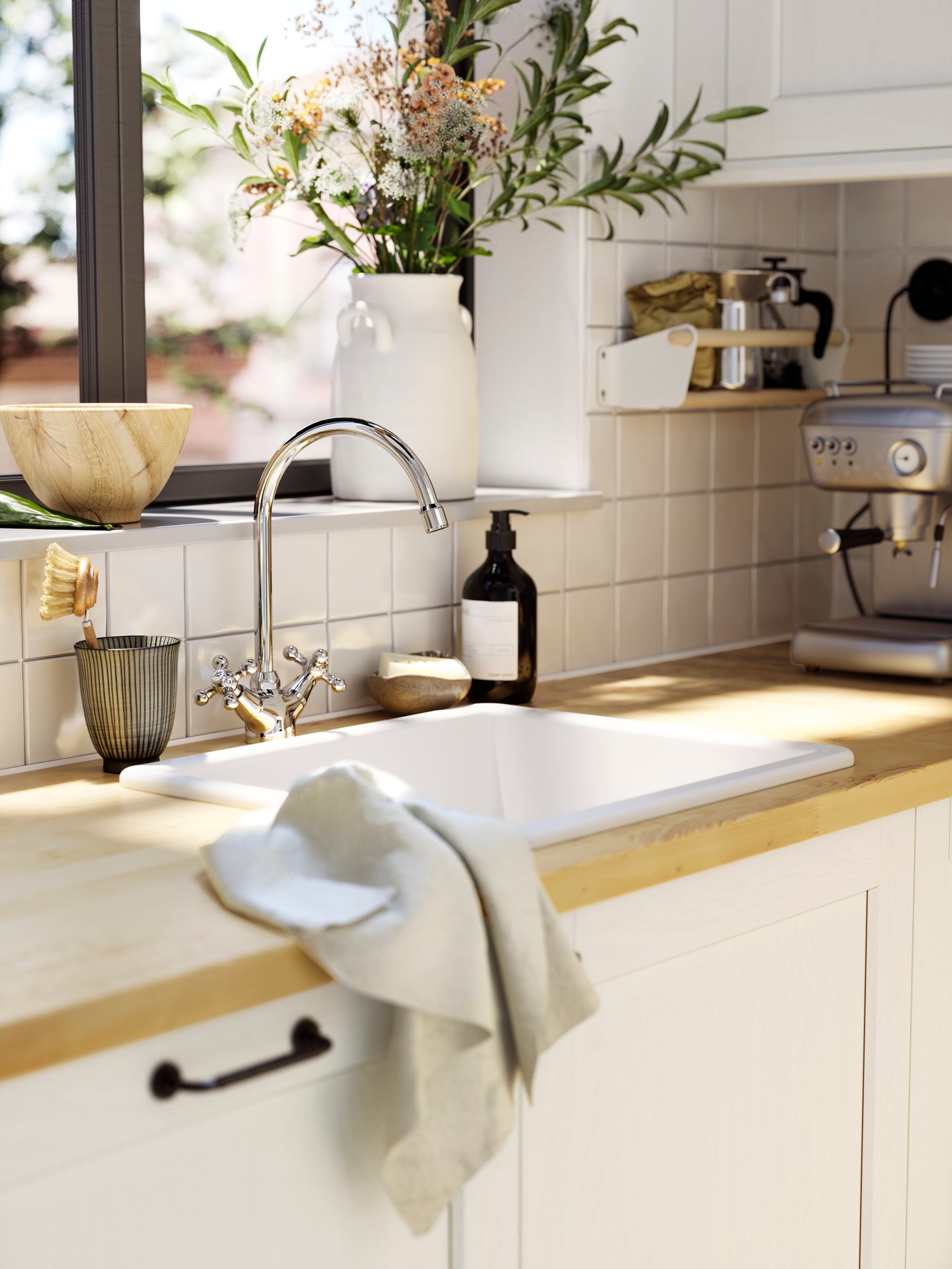 Et hvitt og landlig kjøkken.