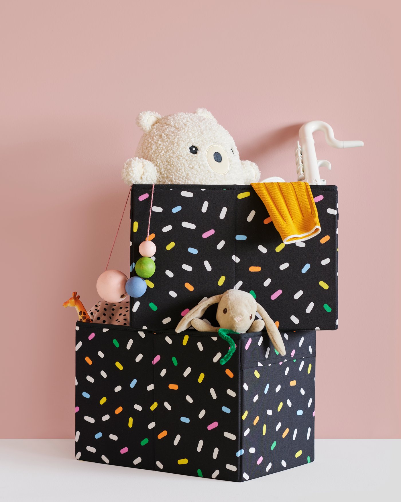 Verschiedene Spielsachen sind in einer SKÅJARE Box zu sehen.