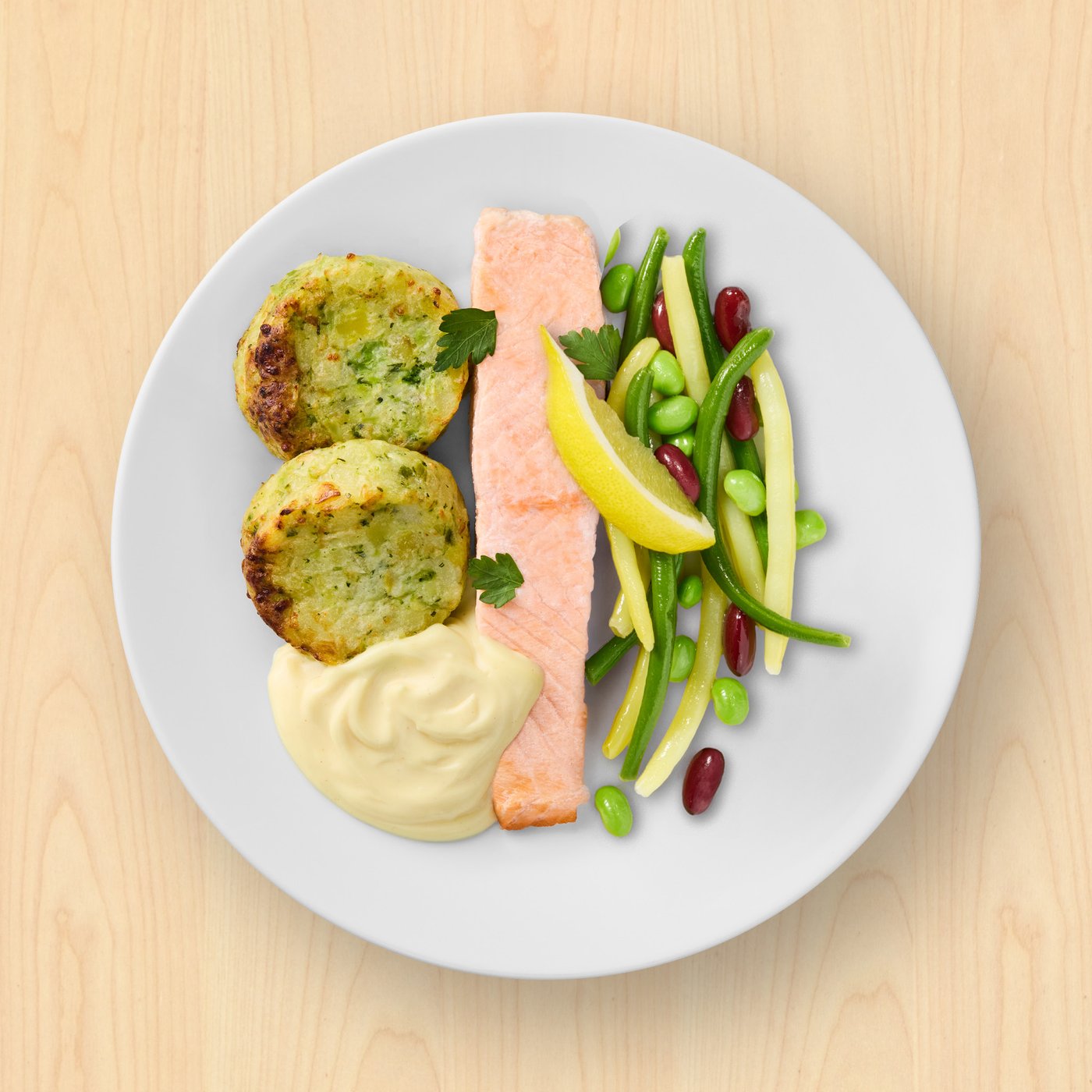 Losový filet, fazolový mix, zeleninový medailonek a holandská omáčka na talíři. 