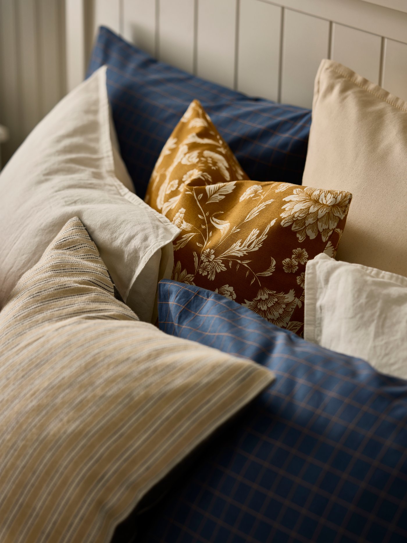 Zbliżenie na kolorowe poduszki dekoracyjne na łóżku