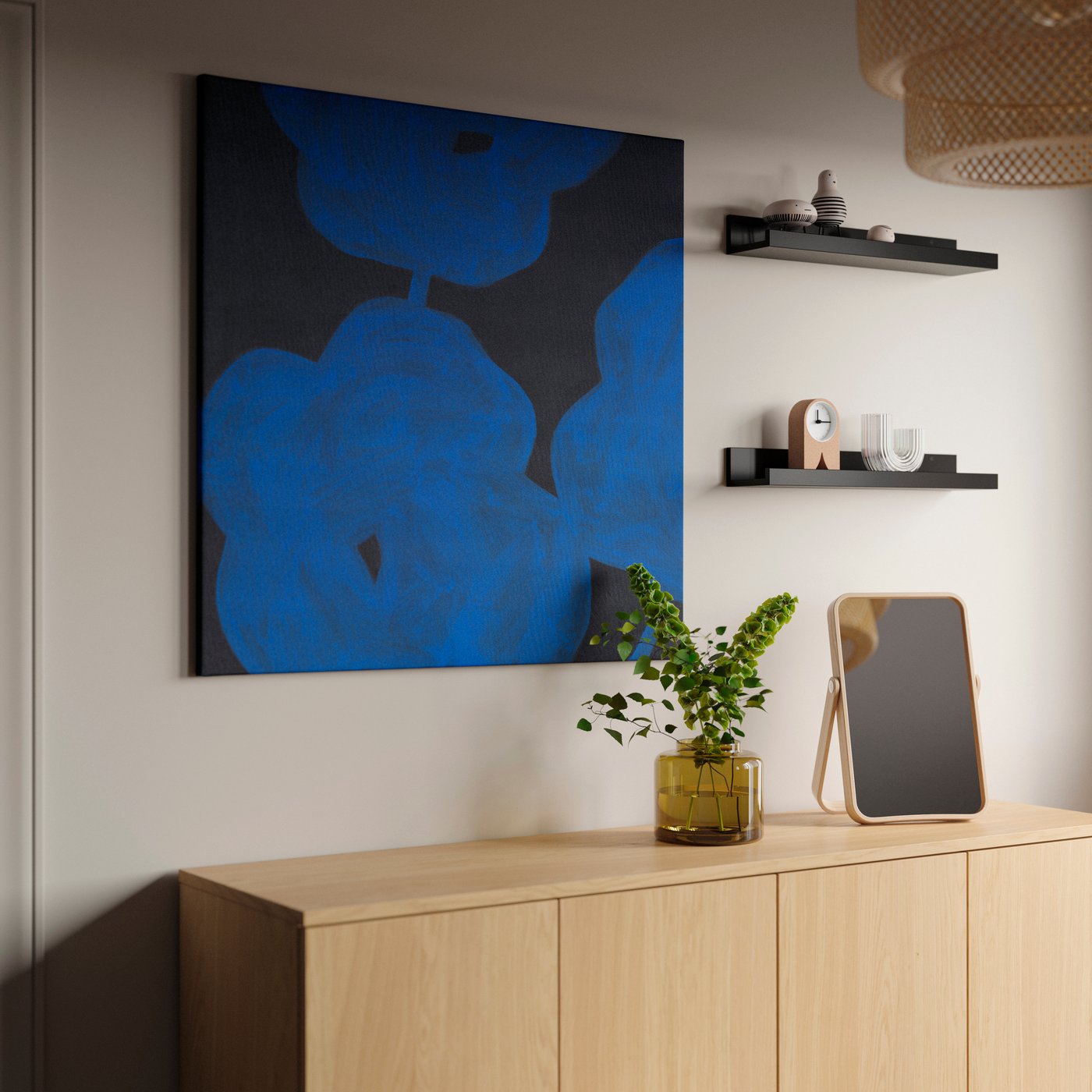 Holzsideboard mit Vase und blauem Wandbild.