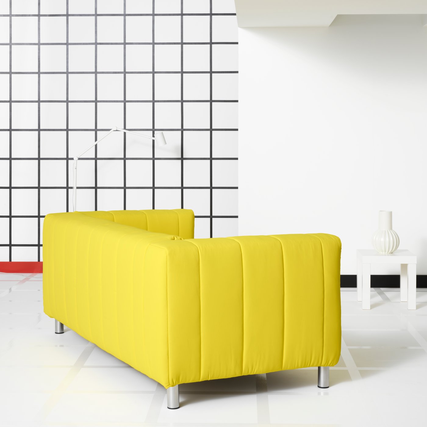 Un sofá de 2 plazas KLIPPAN en amarillo intenso LÅNGBAN