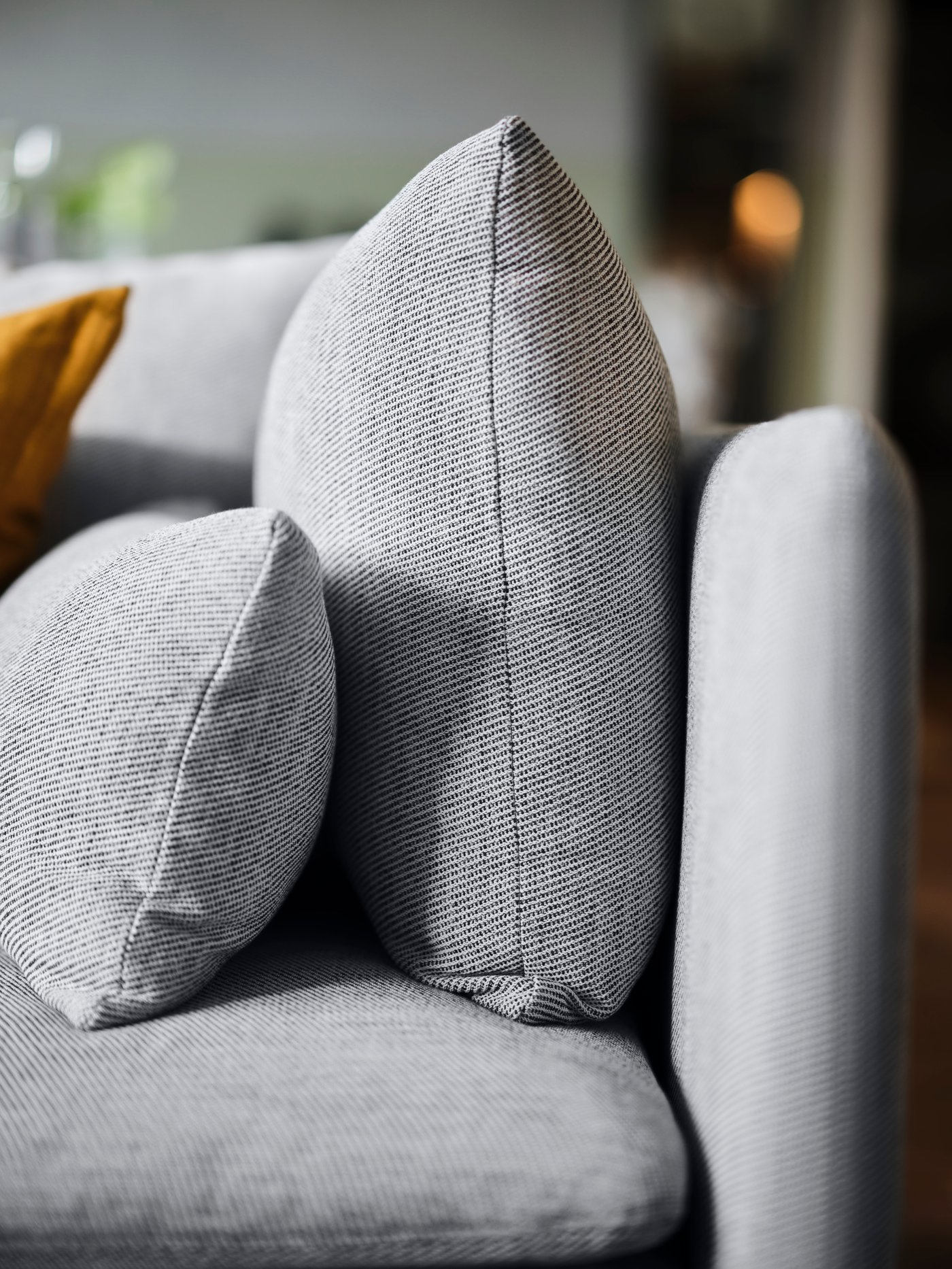 Une housse de coussin SANELA marron doré