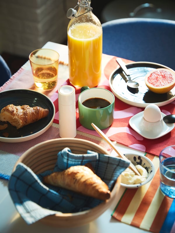 Ett uppdukat frukostbord.