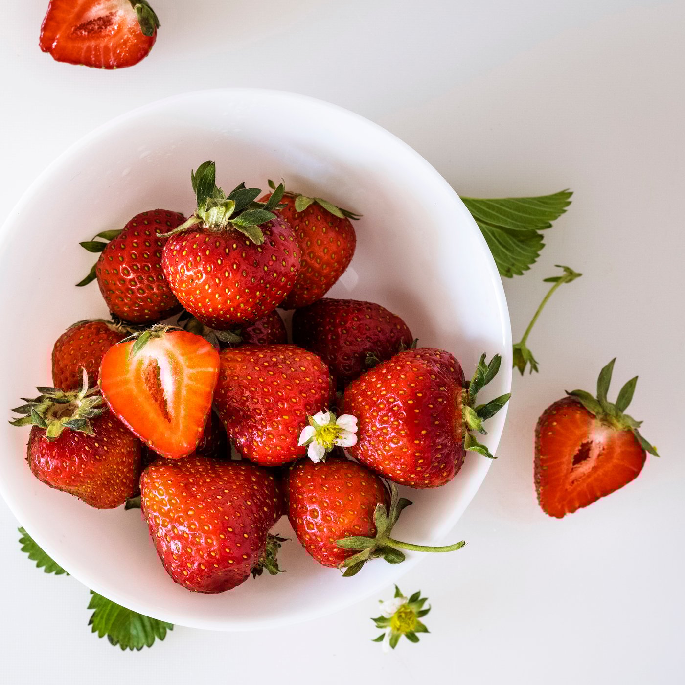 A Strawberry/bright pink BLODBOK scented candle in glass