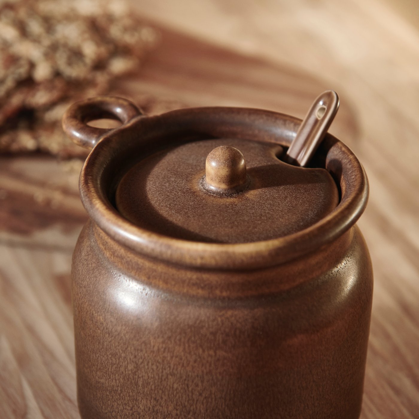 A brown KÖSSEBÄR jar with spoon