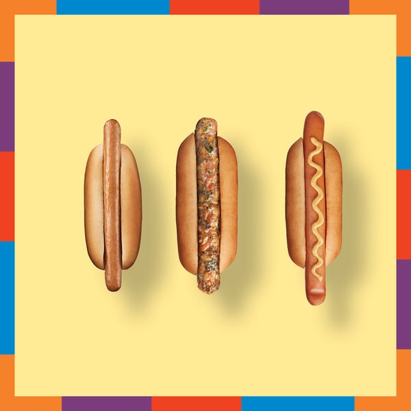  Trois Hog Dog, un viande, un légume et un végétal, sur fond jaune pâle avec bordure de couleurs rouge, bleu, violet, orange et vert.