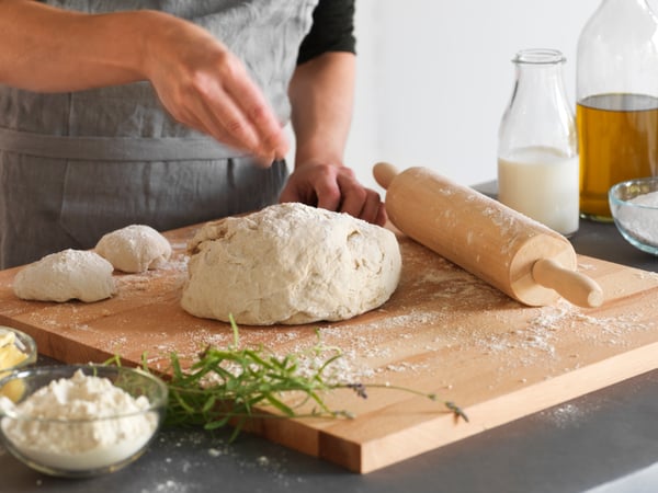Une planche à découper LÄMPLIG en bambou dans une cuisine