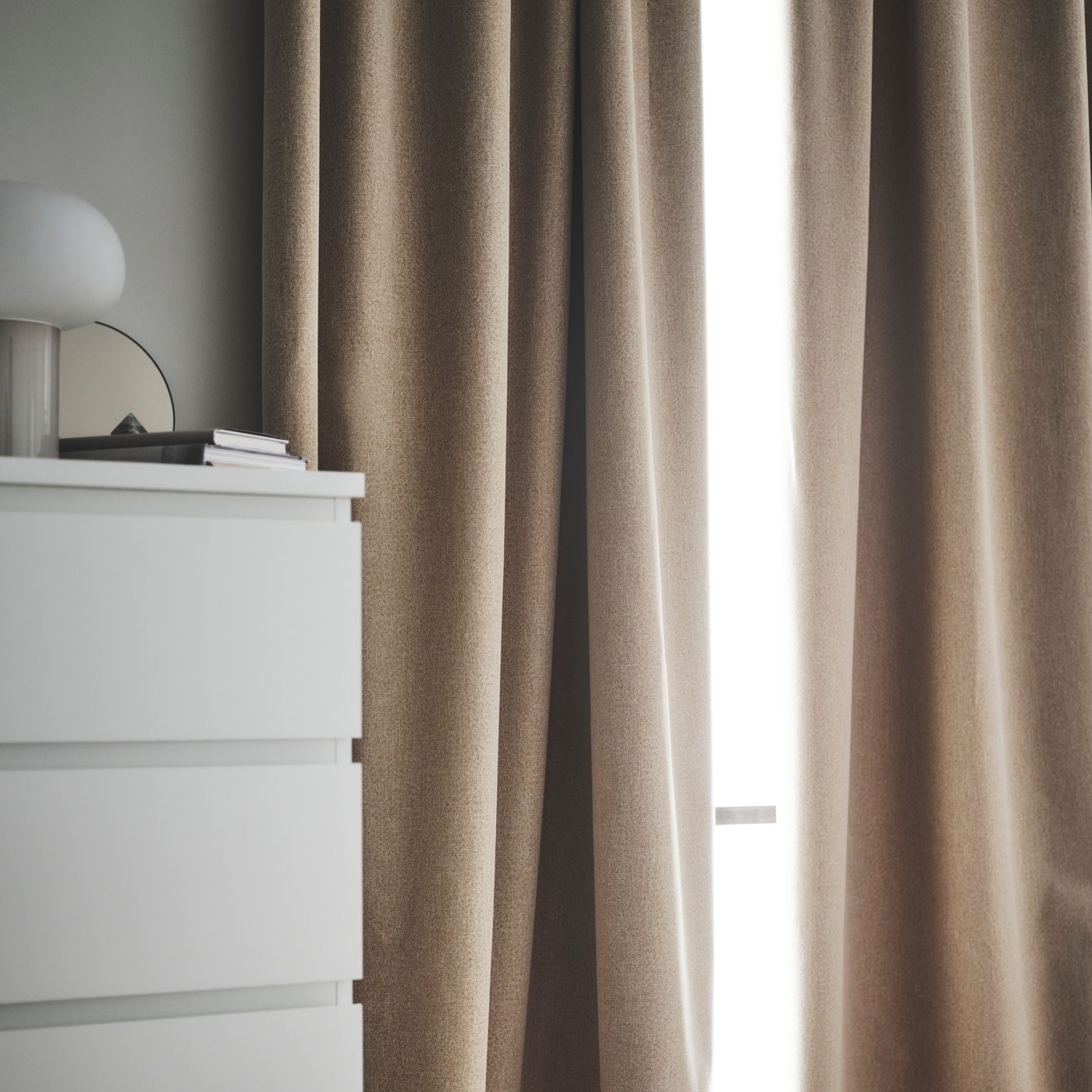 Un par de cortinas opacas ROSENMANDEL en beige amarillo, con cinta para fruncido.