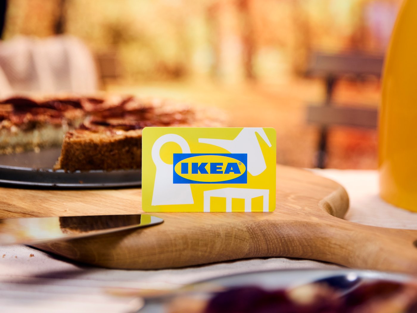 Eine IKEA Geschenkkarte auf einem Kuchentablett