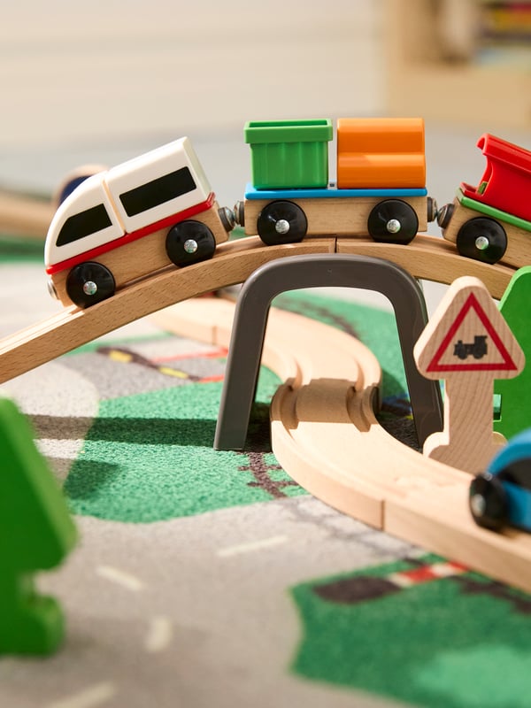 Eine Nahaufnahme einer LILLABO Holzeisenbahn ist zu sehen