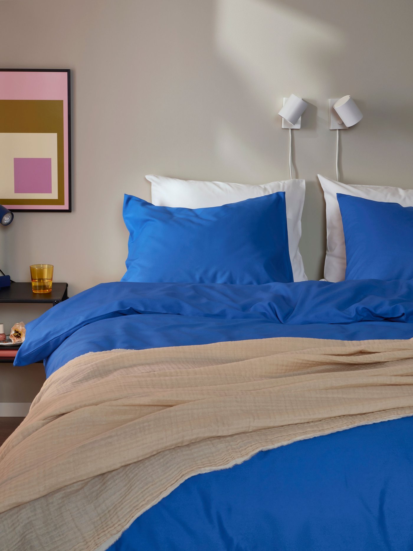 Funda de duvet PILTANDVINGE azul con dos fundas para almohada.