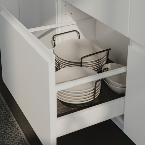 A matt light grey FÄRGKLAR side plate in the kitchen