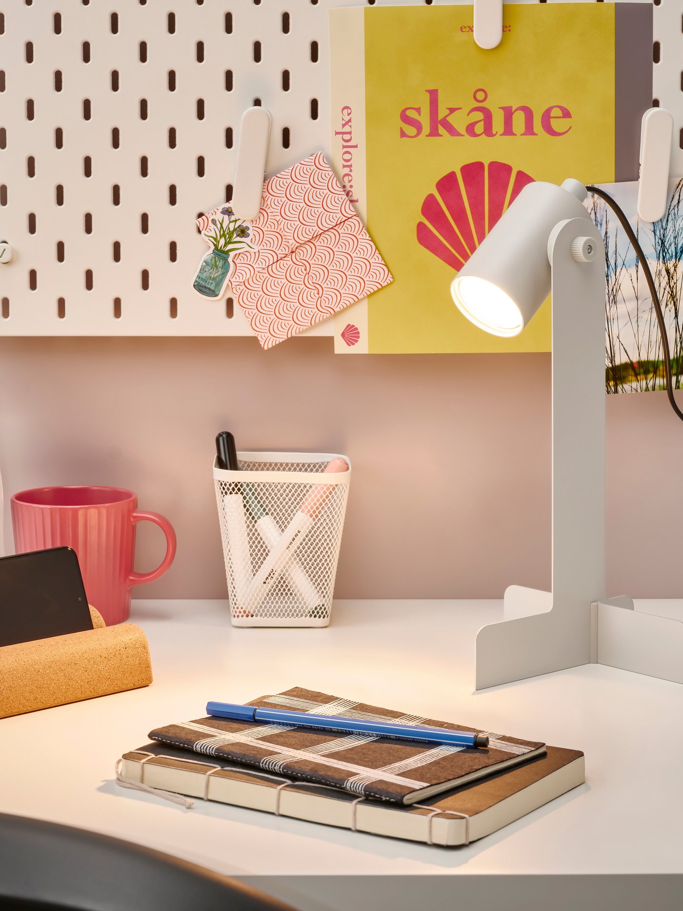 A beige FLOTTILJ desk lamp