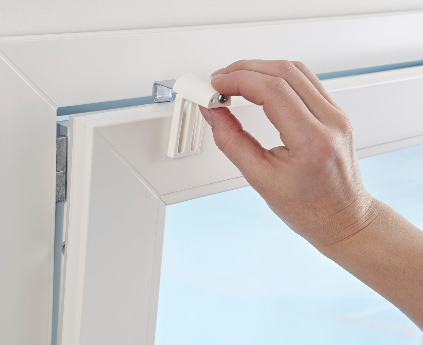 Ein KLAMBY Beschlag an einem Fensterrahmen um einen Rollo ohne Bohren zu befestigen.