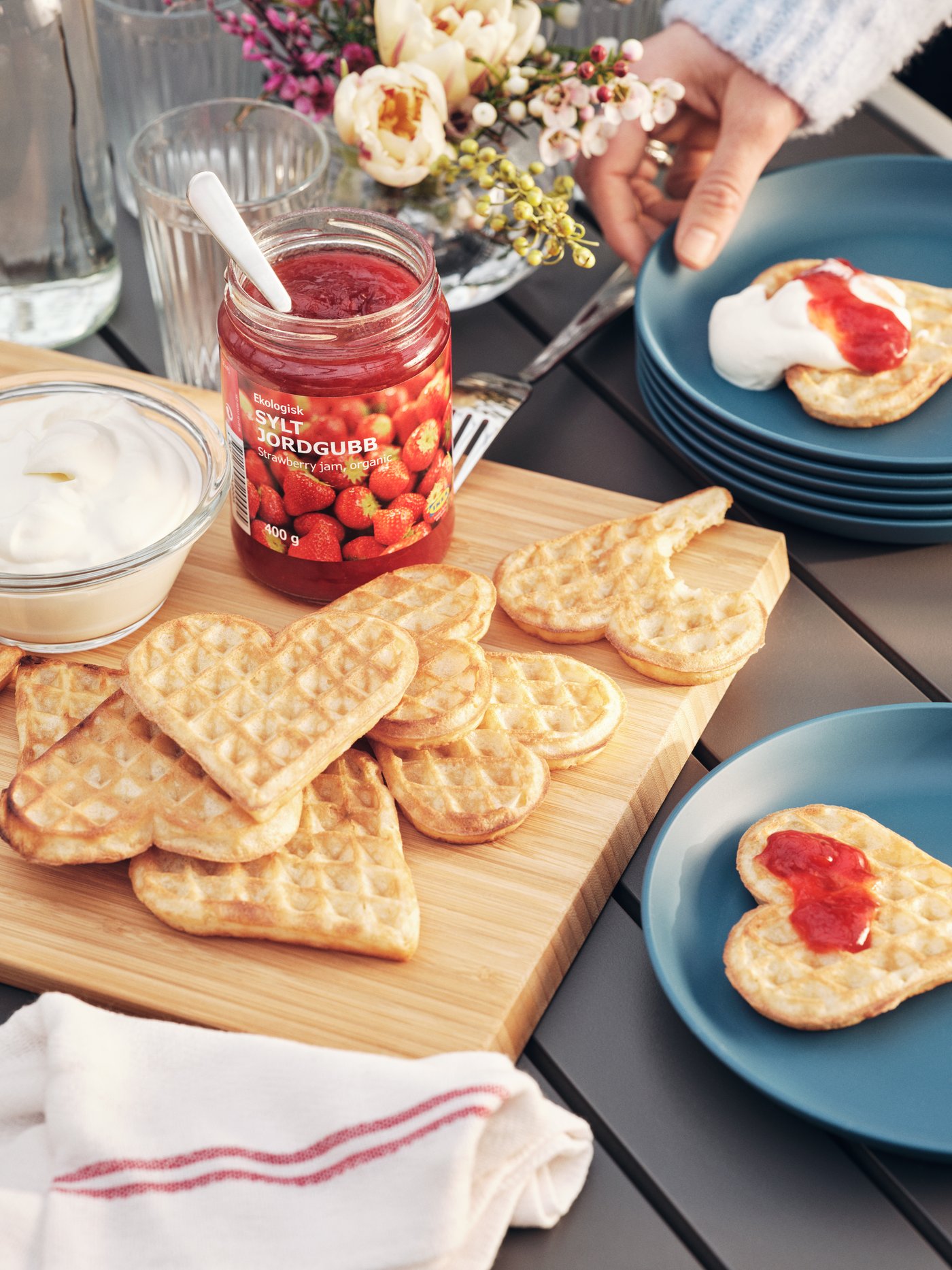 Våfflor ligger uppdukade på en skärbräda.