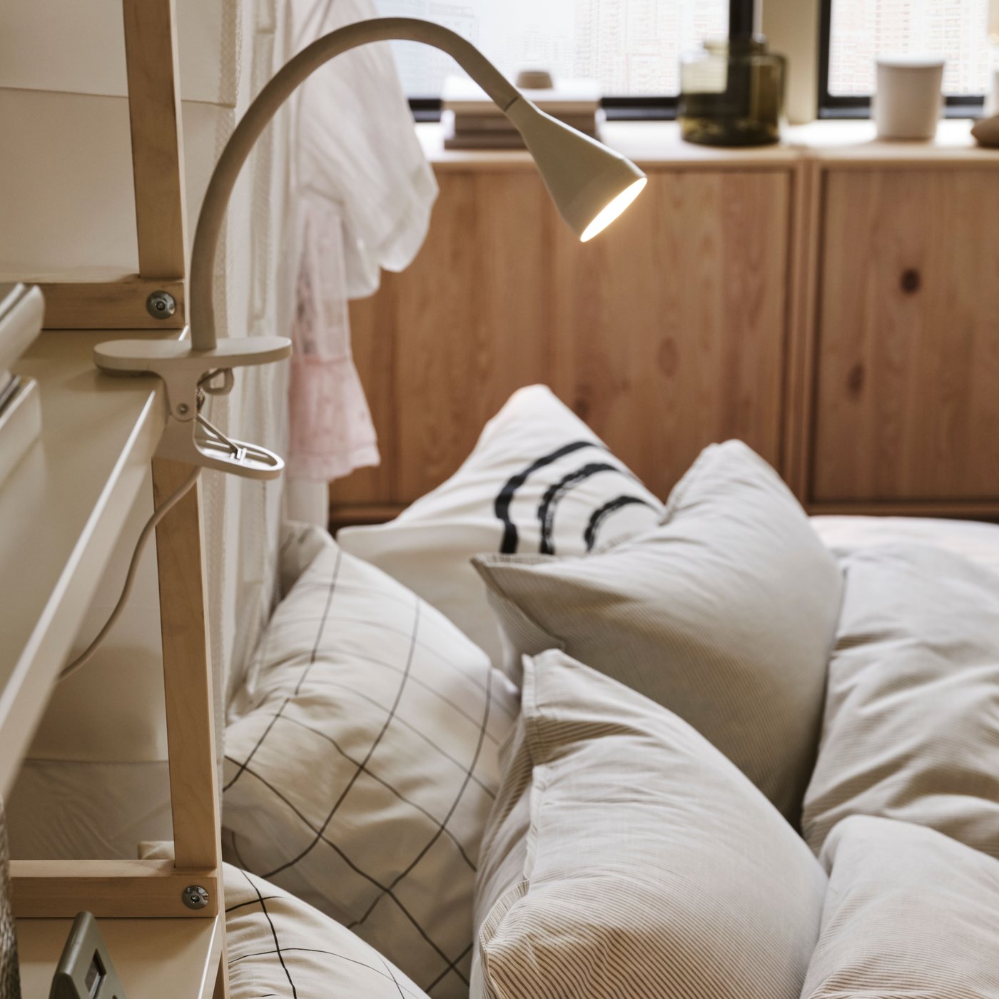 A white NÄVLINGE LED clamp spotlight