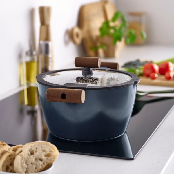 A non-stick coating glass/wood black-blue KLIPPFISK pot with lid