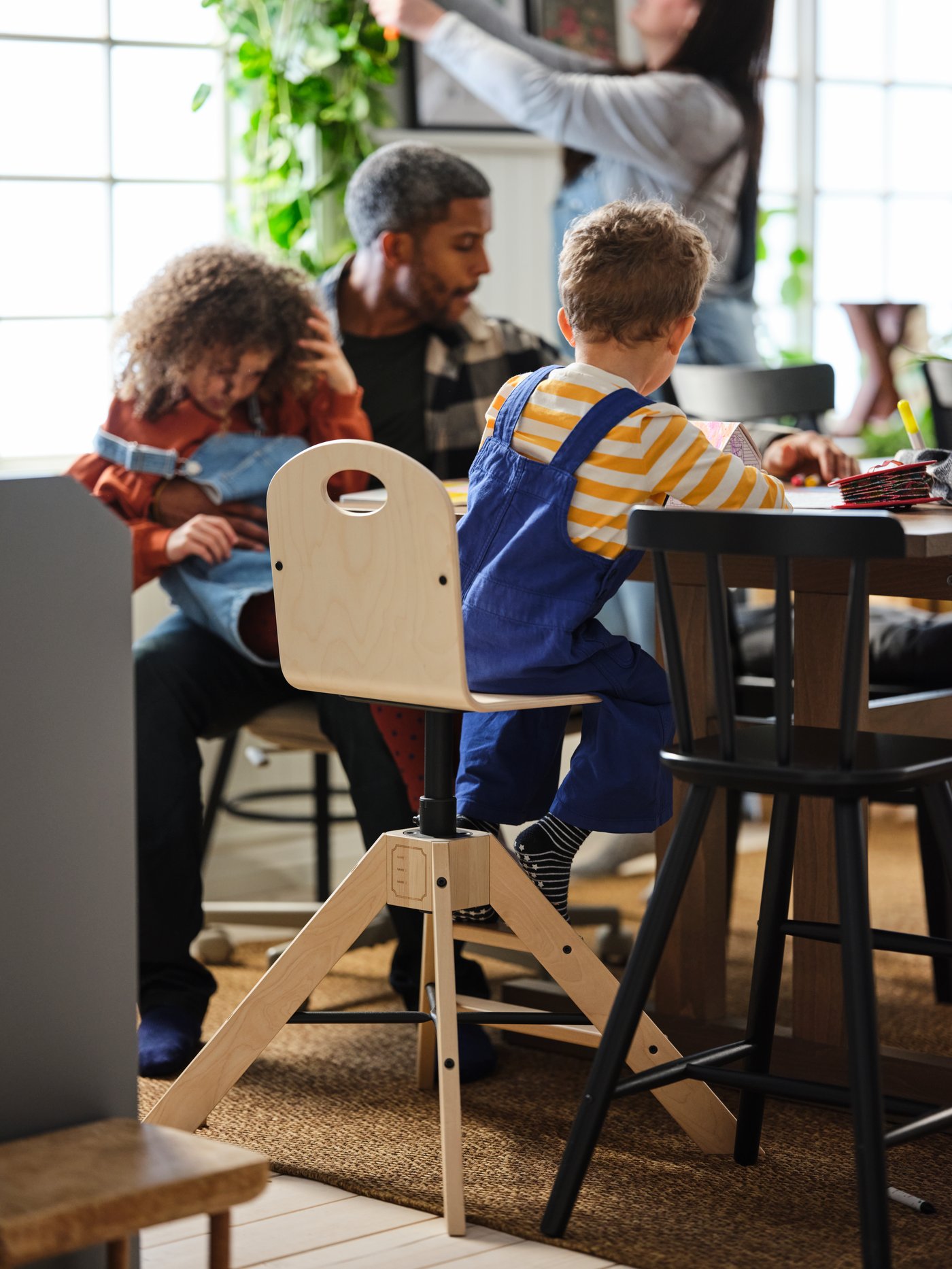 A natural LOHALS rug, flatwoven in the dining room