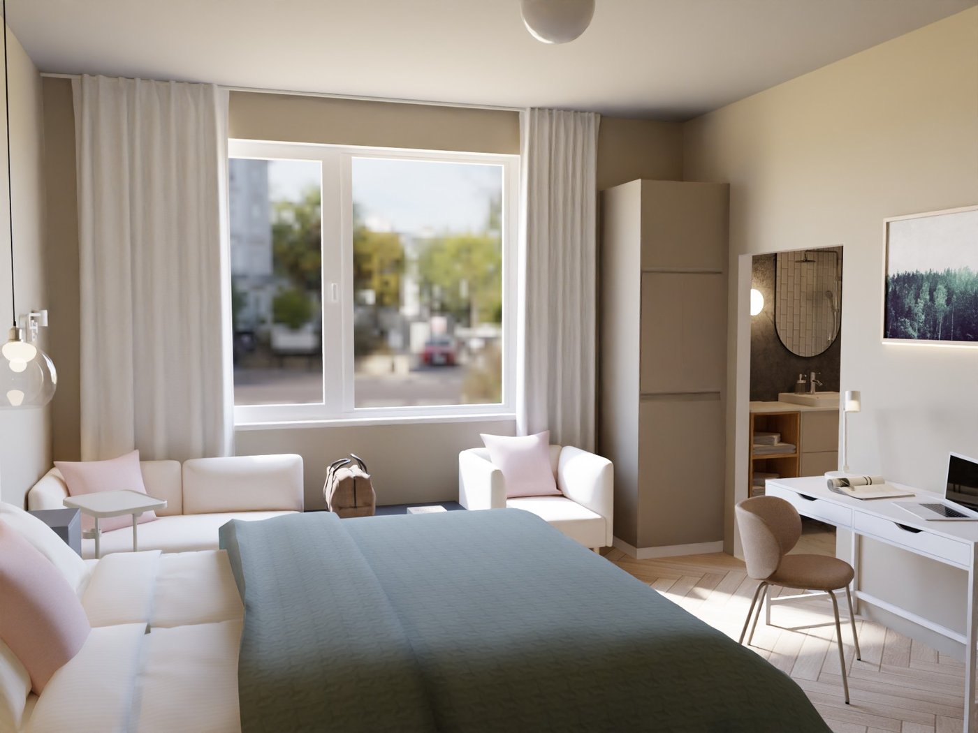 Teil eines Hotelzimmers. Im Vordergrund ein Doppelbett mit Nachttisch. Im Hintergrund nebeneinander ein Sofa, ein Tisch, ein Sessel und ein Schrank. Auf der rechten Seite ein Schreibtisch mit Stuhl und der Blick ins Bad.