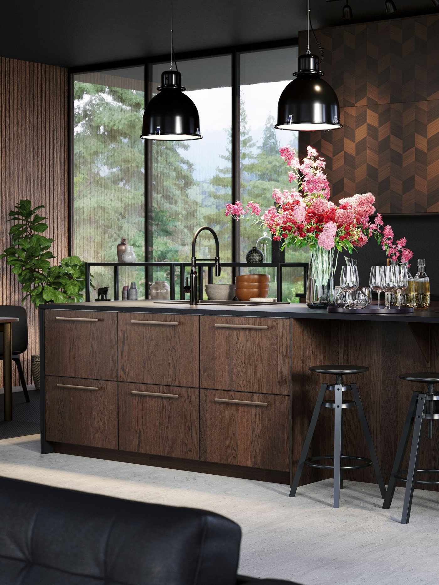 Grande isola per cucina con frontali in legno. Sgabelli bar neri, lampade a sospensione nere e frigorifero con ante in legno.