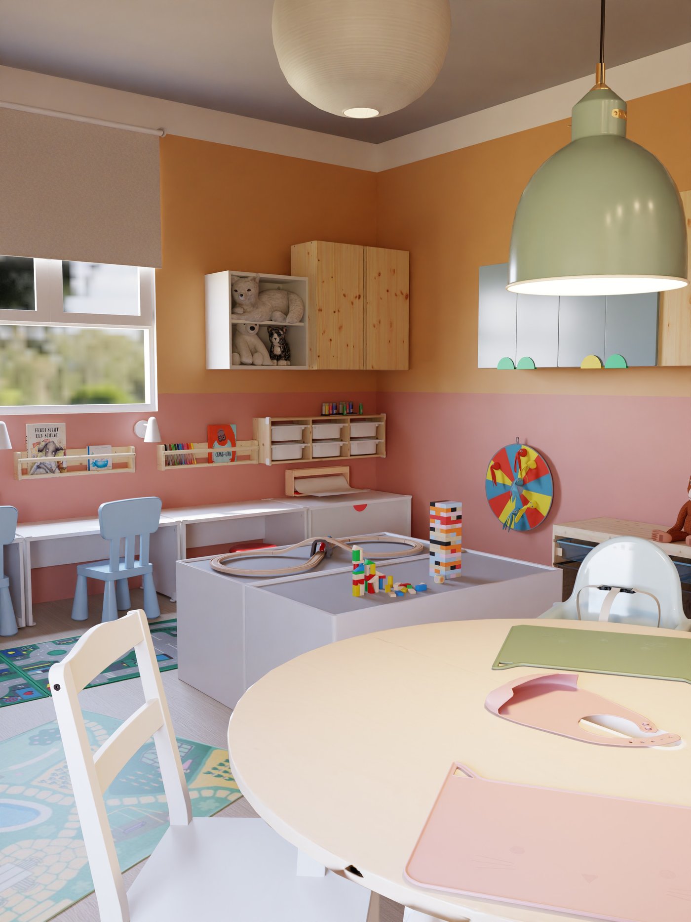 runder Esstisch mit Kinderstühlen und Spielbereich im Hintergrund.