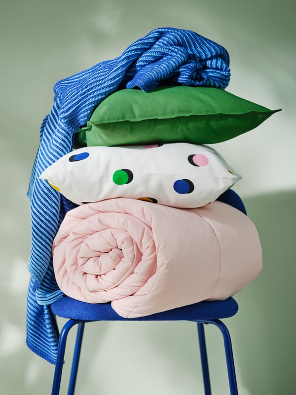 A pink LÅSBRÄKEN comforter