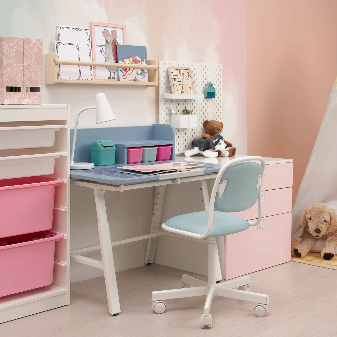 A tiltable PIPLÄRKA desk