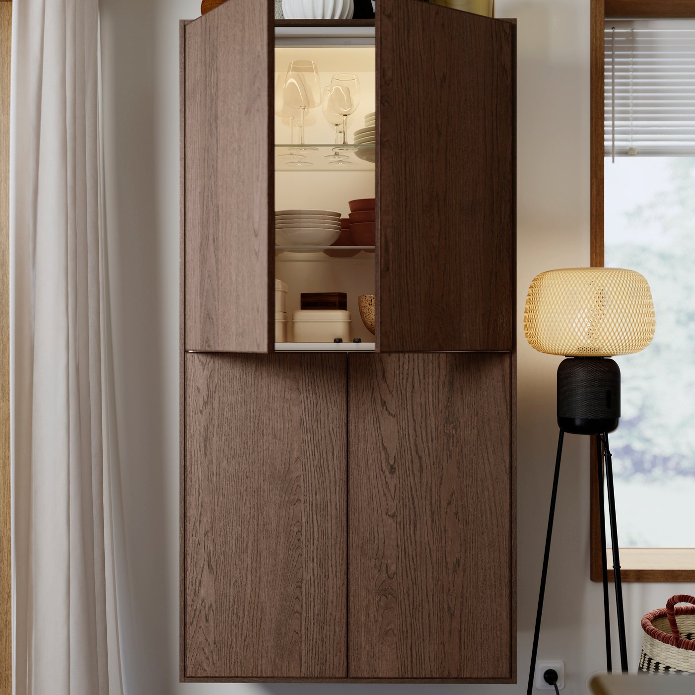 Four METOD cabinets, made into a solitaire, have brown SINARP fronts, and one door is open and there’s kitchenware inside.