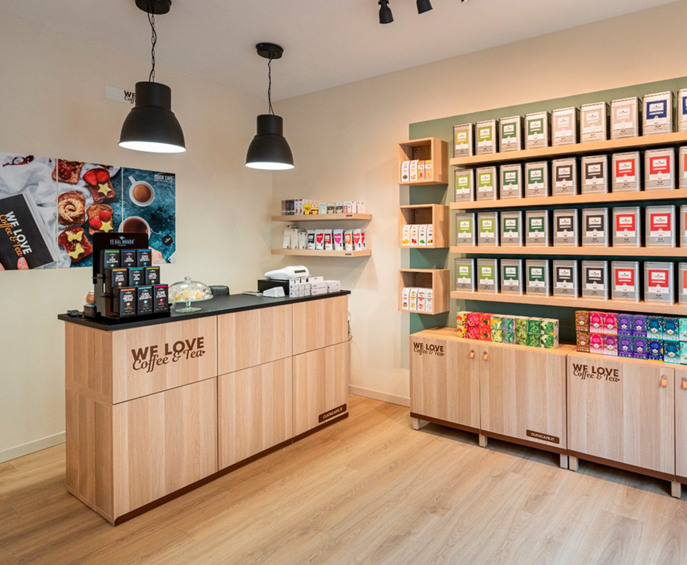 Interno di un Click Cafè arredato con soluzioni IKEA BESTÅ con ante LAPPVIKEN. L'ambiente è illuminato da due lampadari a sospensione HEKTAR.