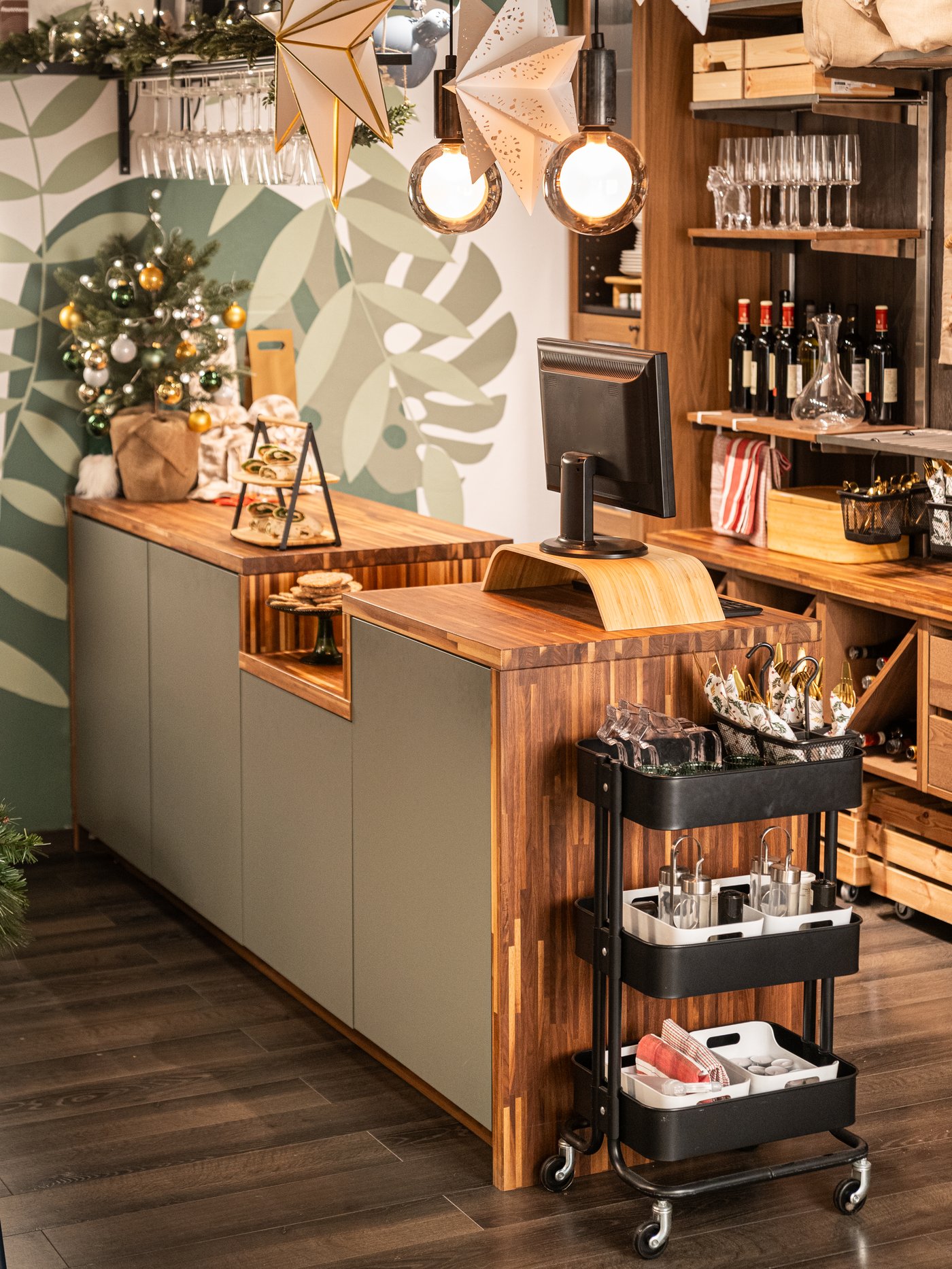 Un bar che sembra una cantina, con bottiglie di vino e bicchieri dietro e accanto ad esso.