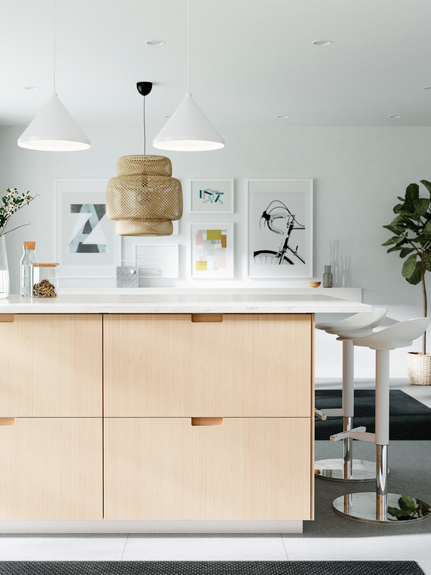 Hier ist eine große Kücheninsel mit hellen FRÖJERED Fronten in hellem Bambus zu sehen, u. a. mit zwei weißen Hängeleuchten und weißen Hockern.