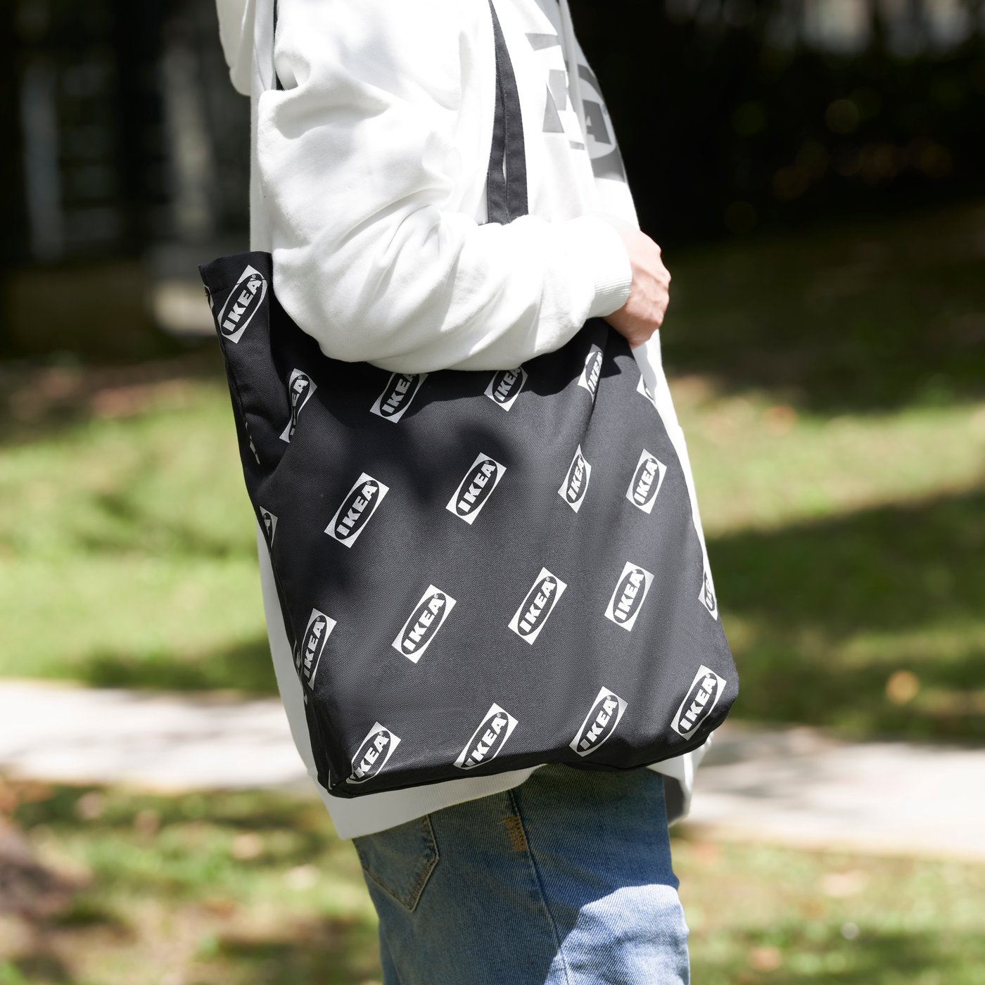 A black AURTIENDE bag