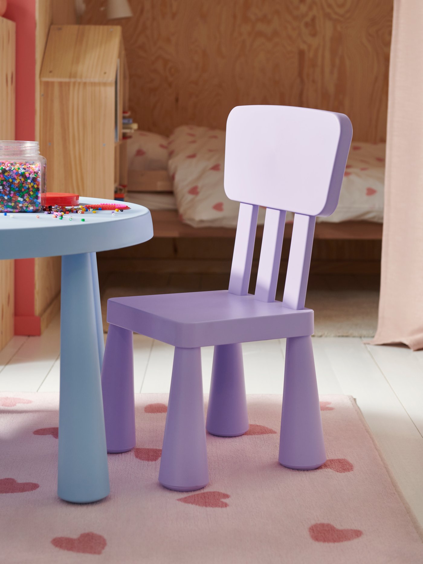 A pink BARNDRÖM rug in the childrens room