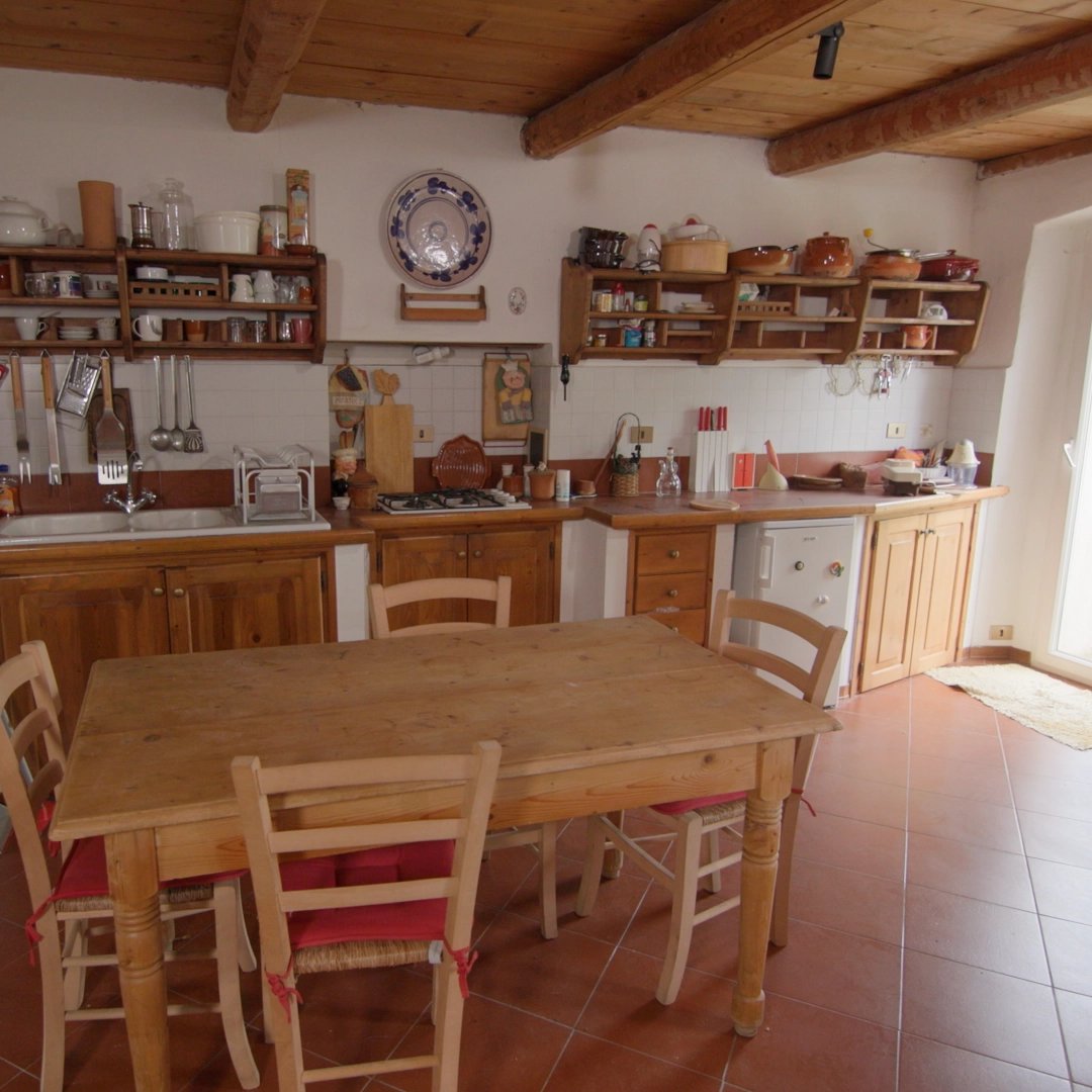 Et før-bilde av kjøkkenet i Dolce Villa.