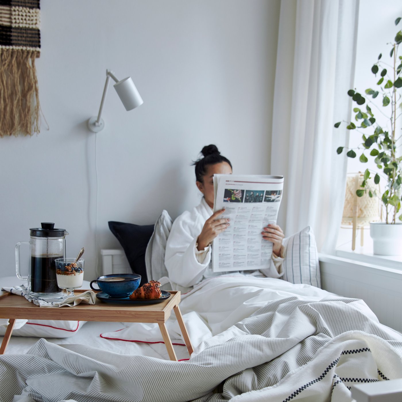A grey/stripe BERGPALM duvet cover and pillowcase in the bedroom