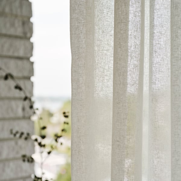 Närbild på en off-white linnegardin.