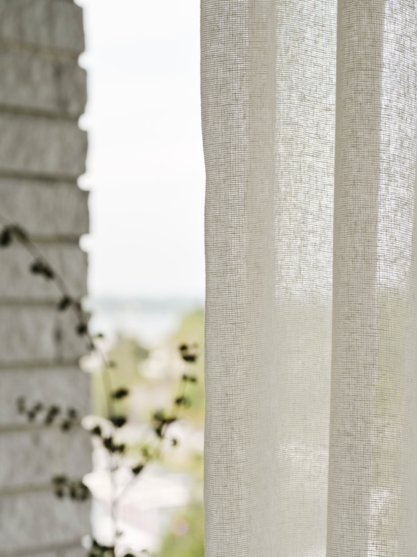 Närbild på en vit linnegardin.