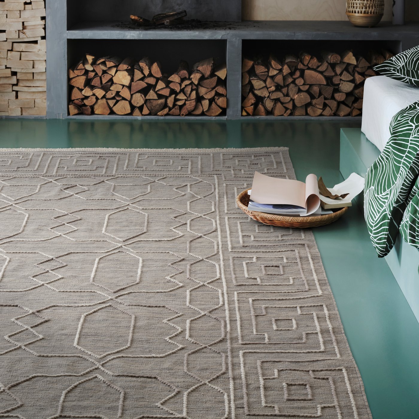 A dark grey/handmade TÅRGRÄS rug, flatwoven