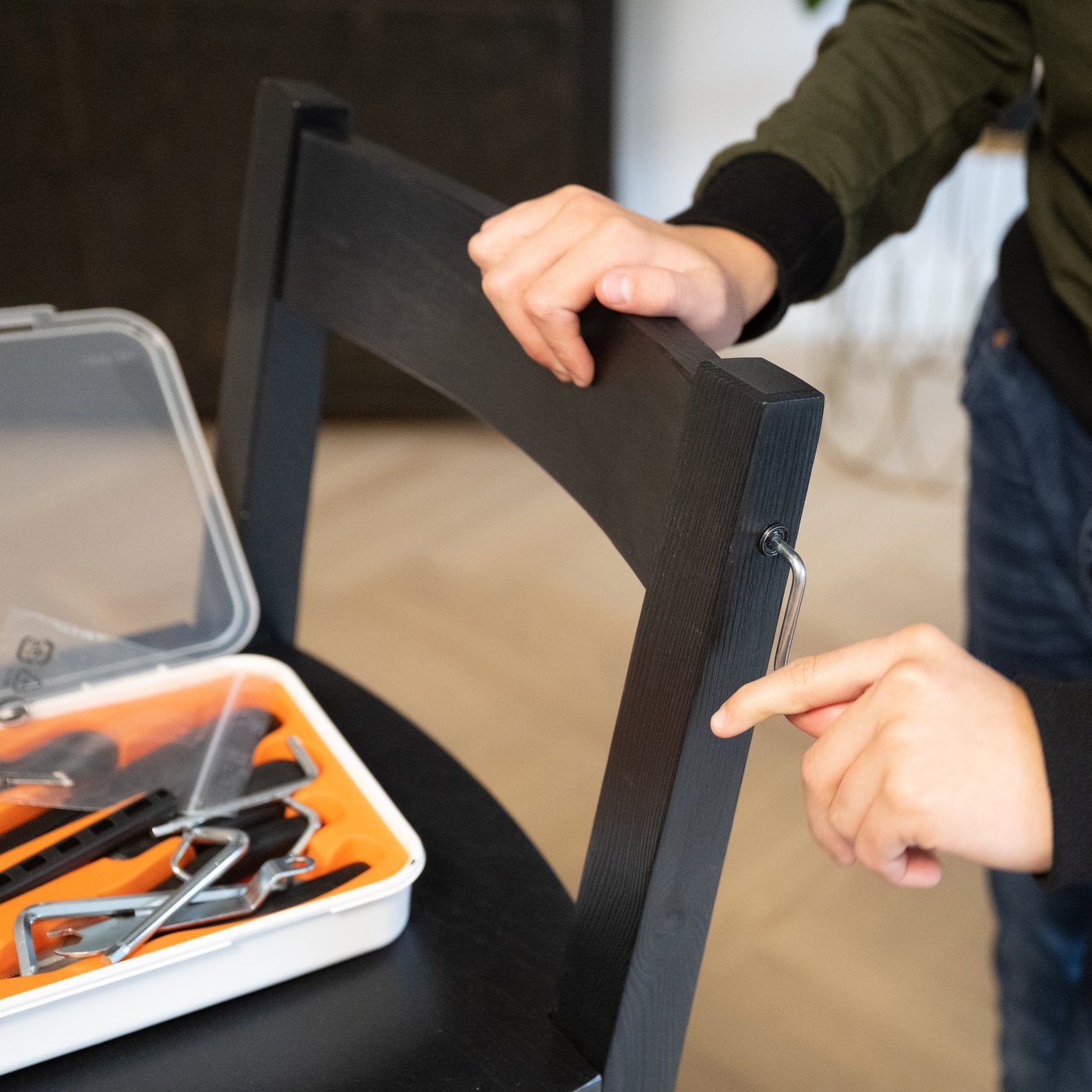 Een houten stoel repareren