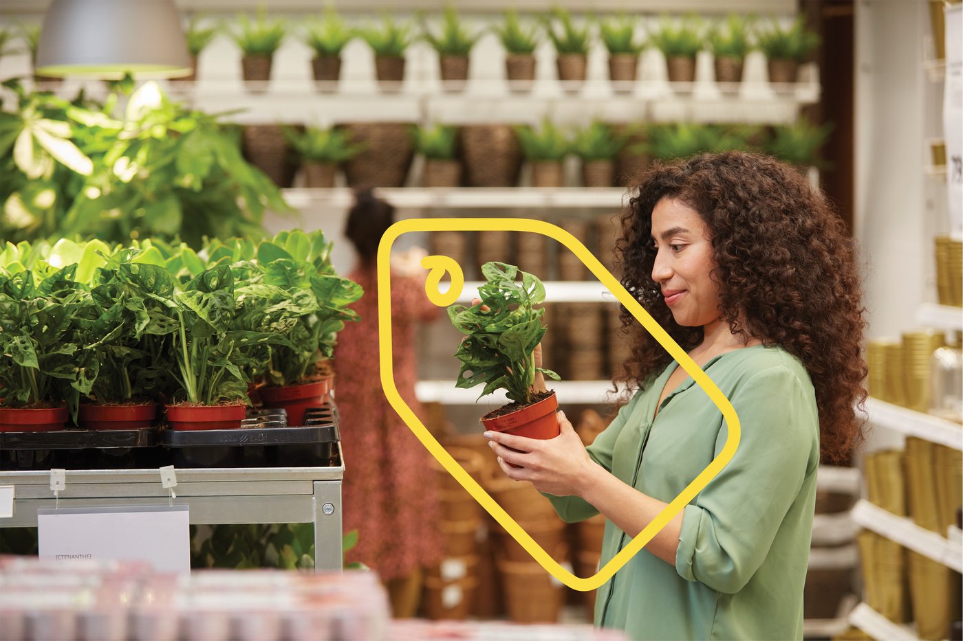 Gul væg hvor skilte med procenttegn hænger ned. 