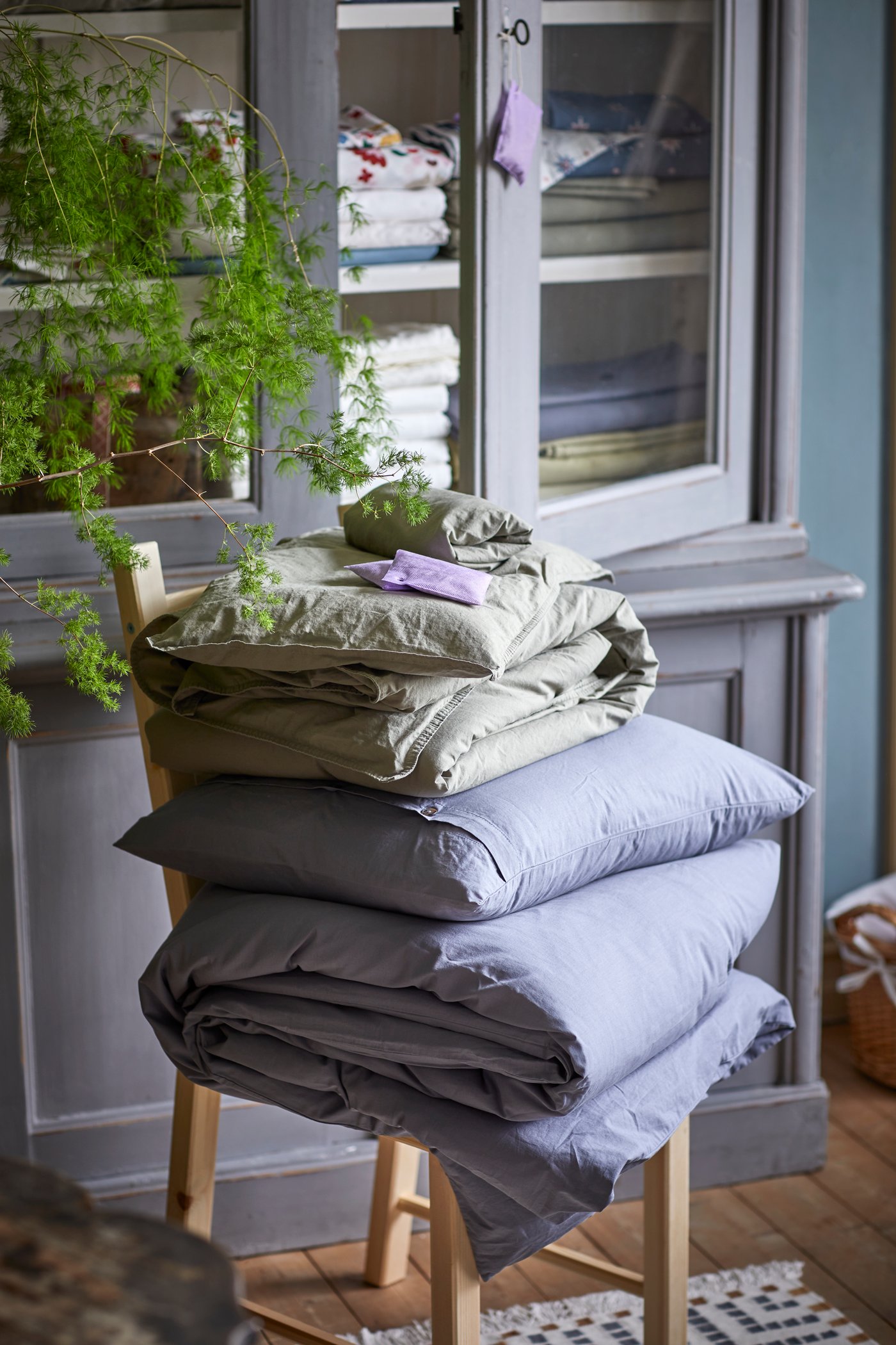 Sušené citrusové plody zdobí dekorace ve tvaru stromku VINTERFINT na stole se zeleným ubrusem VINTERFINT.