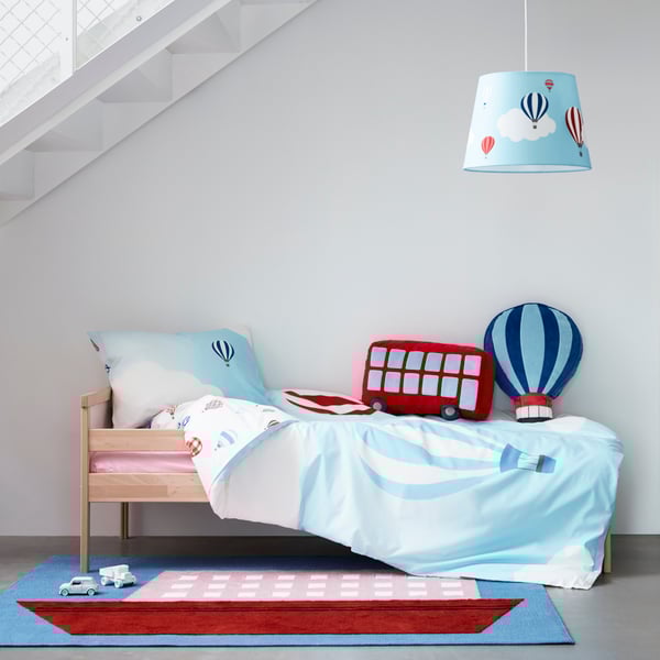 Kein Kinderzimmer mit einem SNIGLAR Bettgestell, einer hellblauen Bettwäsche und einem blau/ballonfarbenen TIPPAKULL Lampenschirm