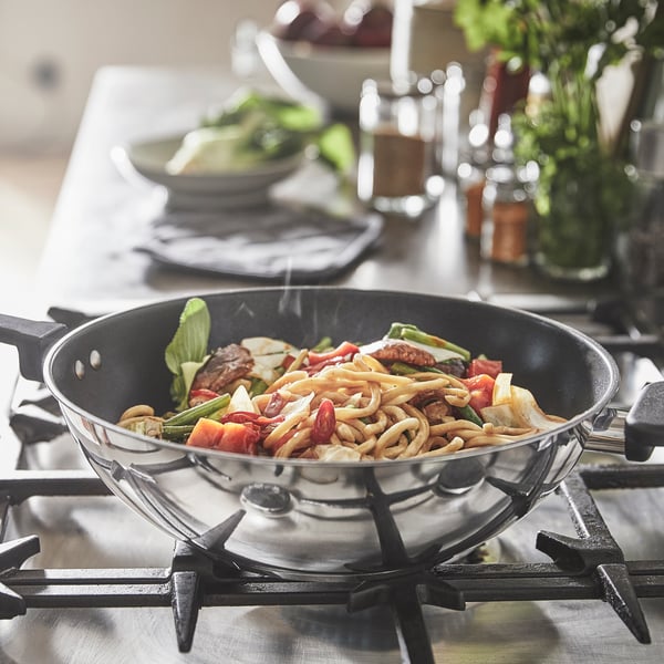 A non-stick coating/stainless steel MIDDAGSMAT wok